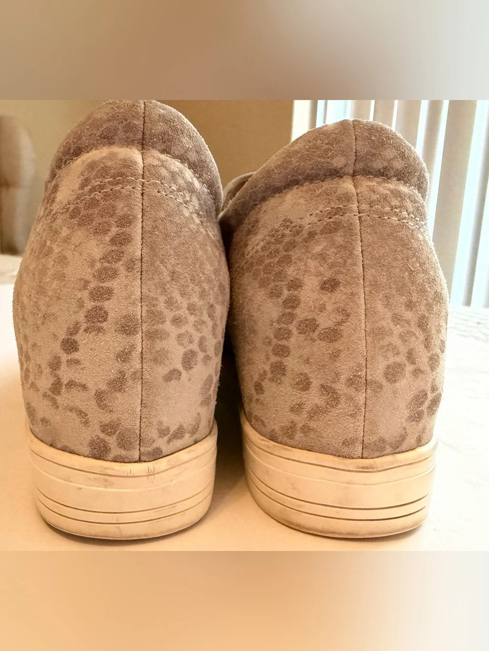 Caslon Allie Gray Suede Python Snakeskin Hidden Wedge Sneaker Women’s Size 7